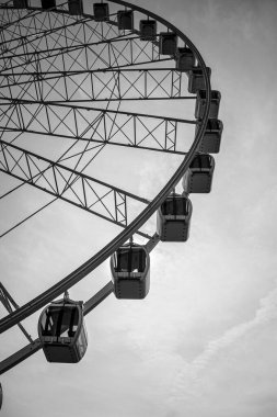 Dönme dolabın siyah beyaz fotoğrafı.