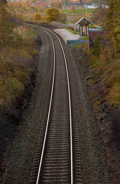 曲线铁路轨道 设有小站 — 图库照片
