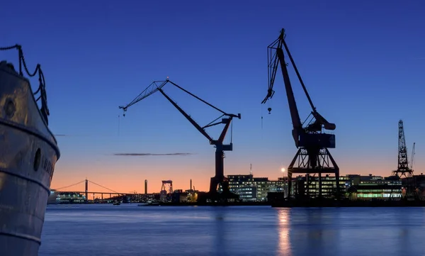 Grúas Muelle Viejo Una Hermosa Puesta Sol —  Fotos de Stock