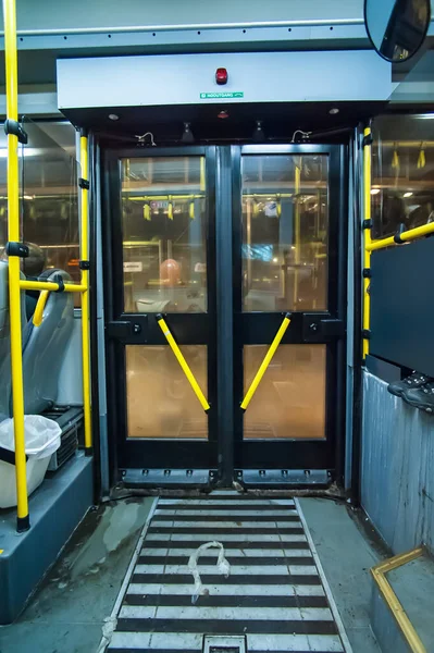 Μια Πόρτα Λεωφορείου Κίτρινες Λαβές Που Φαίνονται Από Μέσα — Φωτογραφία Αρχείου
