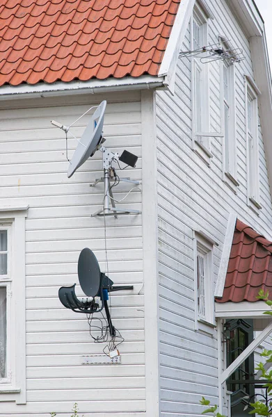Stoviglie Satelite Antenna Una Casa Legno Bianco — Foto Stock