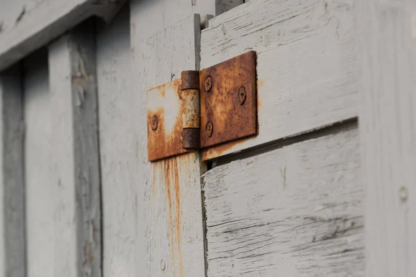 Una Vieja Bisagra Oxidada Una Puerta Madera Blanca — Foto de Stock