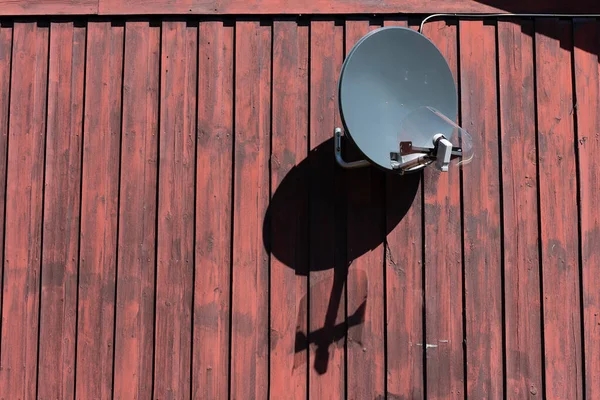Antenna Parabolica Una Vecchia Parete Legno — Foto Stock