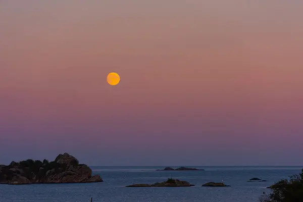 Moonrise Sobre Oceano Com Falésias Primeiro Plano — Fotografia de Stock