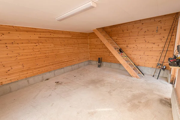 Habitación Casi Vacía Con Paredes Madera Escaleras — Foto de Stock