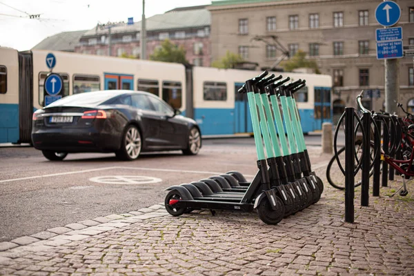 Sieben Hintereinander Geparkte Elektroroller — Stockfoto