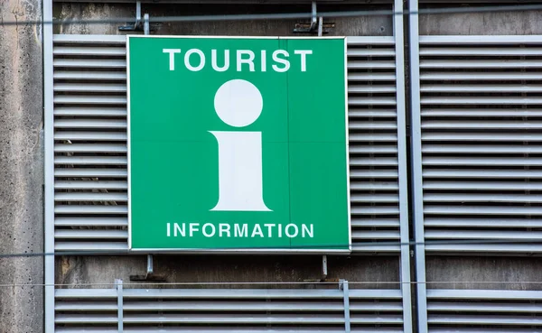停车场墙上的旅游信息标志 — 图库照片