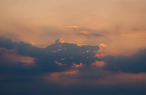 Verlichte Wolken Tijdens Een Levendige Intens Oranje Zonsondergang — Stockfoto