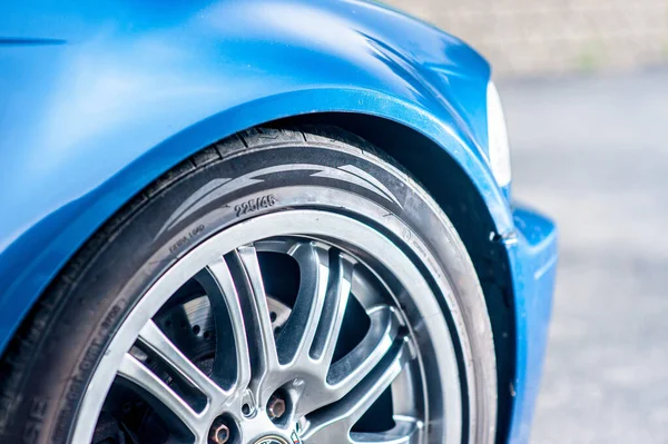 Detalhes Roda Dianteira Direita Carro Rápido Azul — Fotografia de Stock