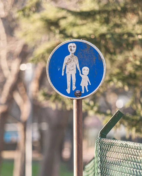Rodzic Dziecko Spacerujący Wokół Niebieskiego Znaku Ulicy Twarze Zostały Narysowane — Zdjęcie stockowe