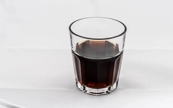 Bebida Marrón Oscuro Vaso Sobre Fondo Blanco —  Fotos de Stock