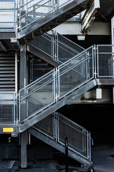 Escadas Metal Entre Três Andares Uma Casa Estacionamento — Fotografia de Stock