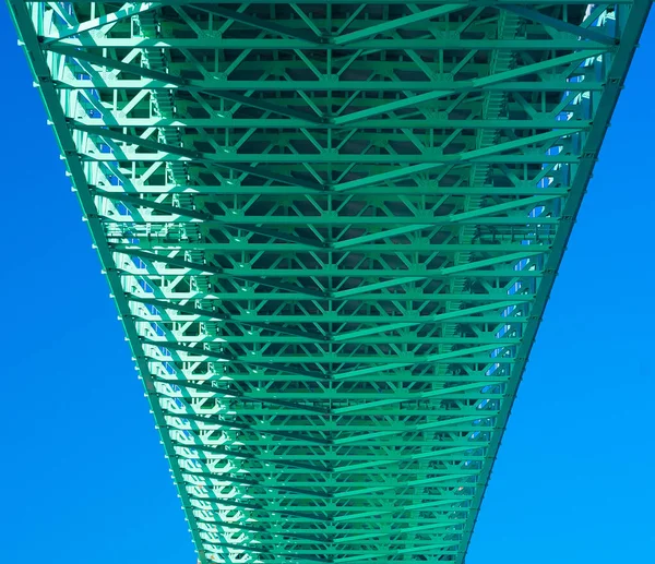 Zelená Natřená Paluba Visutého Mostu Vidět Zespodu — Stock fotografie