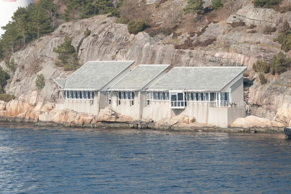 Sten Och Betongbyggnad Vid Klipporna Nära Havet — Stockfoto