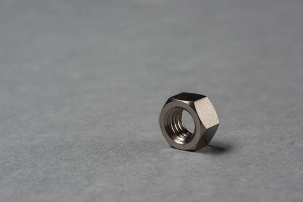 Gri arkaplanda metal fındık.