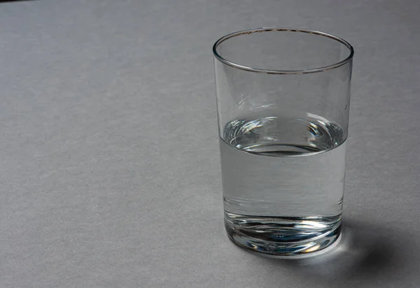 Verre Eau Moitié Vide Sur Fond Gris — Photo