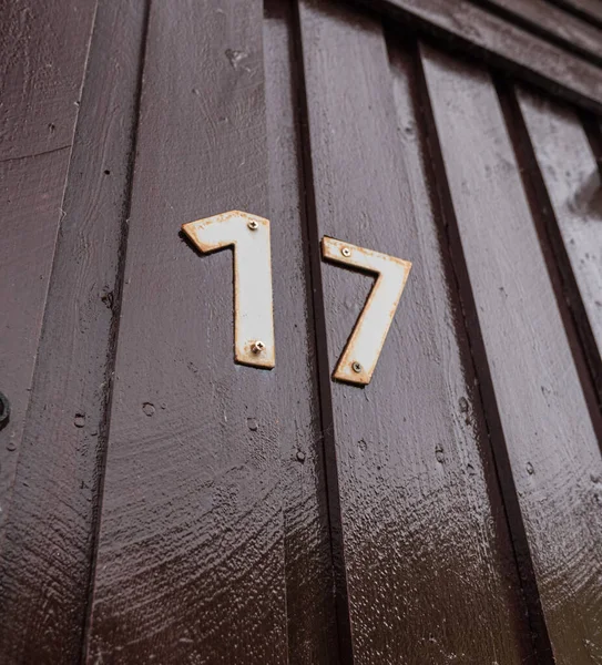 Número Dezessete Letras Metal Branco Uma Casa Marrom — Fotografia de Stock