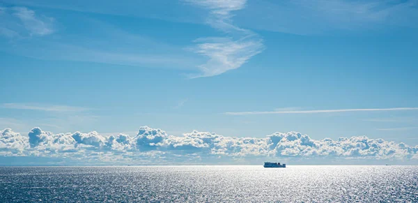 Güneşli bir yaz gününde okyanusu geçen feribot..