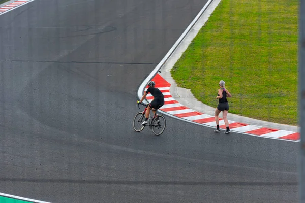 Two Persons Running Cycling Race Track — Stock Photo, Image