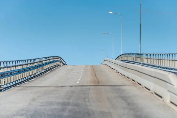 Olhando Para Uma Ponte Vazia Cinzenta — Fotografia de Stock