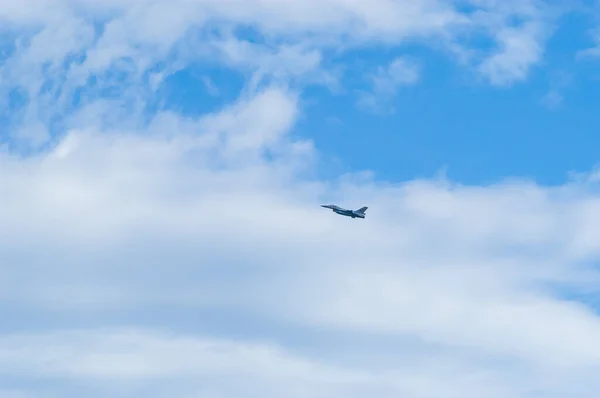 曇り空の戦闘機 — ストック写真