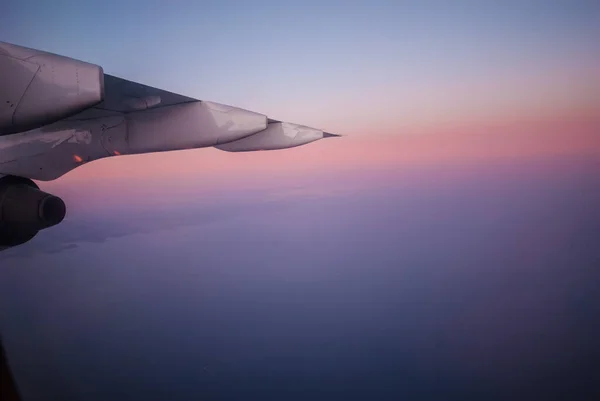 Der Flügel Eines Flugzeugs Und Ein Schöner Sonnenuntergang — Stockfoto