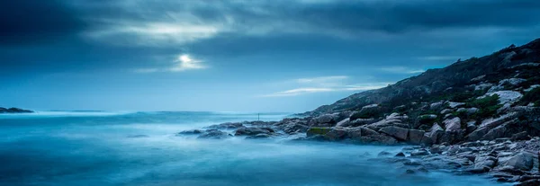 Larga Exposición Olas Rompiendo Una Pequeña Bahía Sur Noruega — Foto de Stock