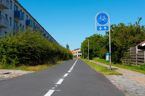 指定两条自行车道穿过住宅区 — 图库照片