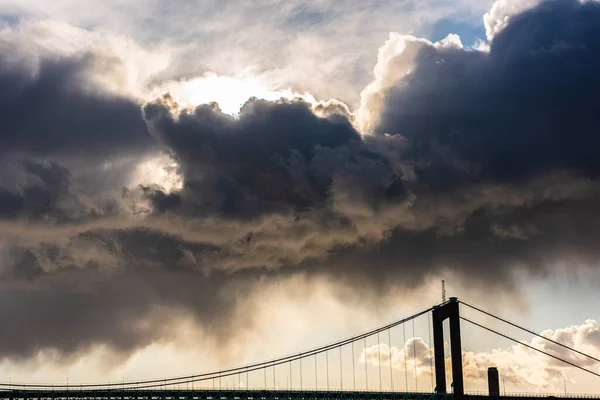 Zon Schijnt Door Zeer Donkere Wolken Een Hangbrug — Stockfoto