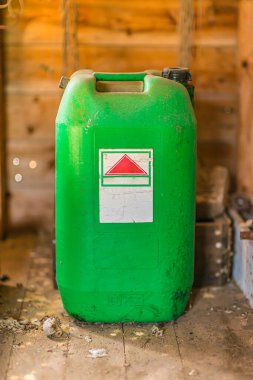 Kulübedeki yeşil plastik kap.