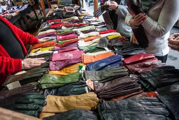 Lederhandschuhe Einer Vielzahl Von Farben Zum Verkauf Auf Einem Markt — Stockfoto