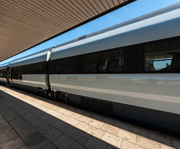 Tren Gris Pasajeros Pie Una Estación Tren — Foto de Stock