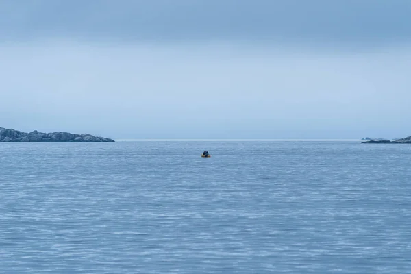 Люди Маленькой Желтой Лодке Открытом Море Вечером — стоковое фото