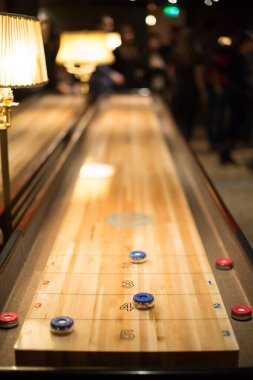 Shuffleboard oyunu oynuyorum.