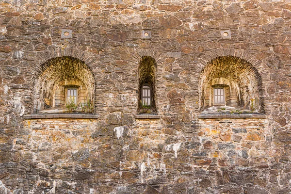 Три Окна Толстой Стене Замка — стоковое фото