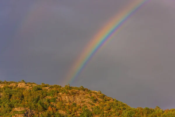 Regenboog Boven Een Berg Een Warme Zomerdag — Stockfoto