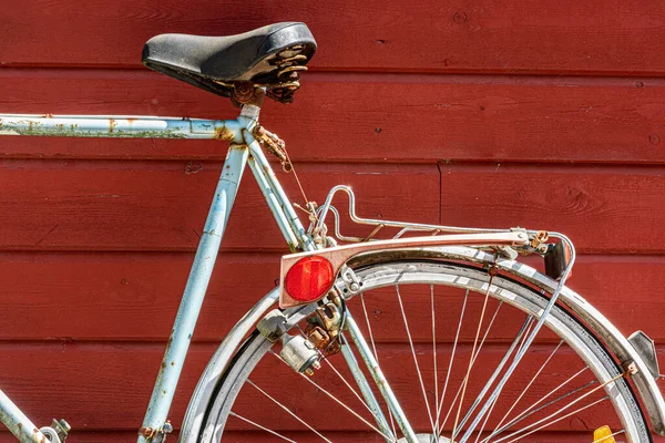 Старый Синий Ржавый Велосипед Прислонившийся Красной Деревянной Стене — стоковое фото