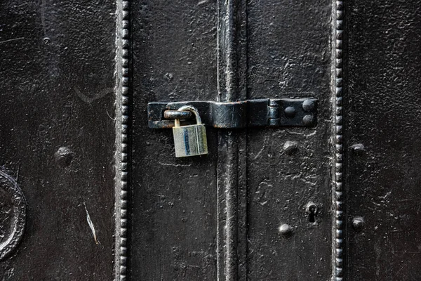 Nuevo Candado Una Vieja Puerta Hierro — Foto de Stock