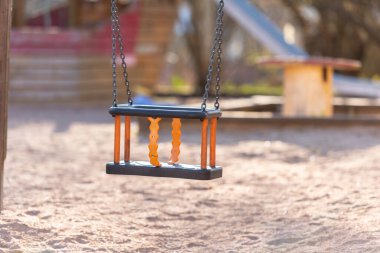 Çocuk parkında boş bir bebek salıncak