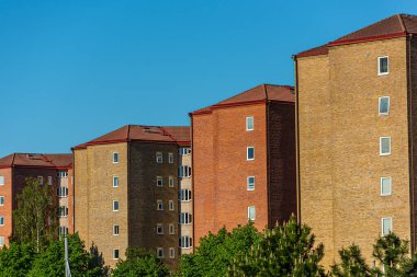 Çok katlı tuğlalı apartman loncaları.