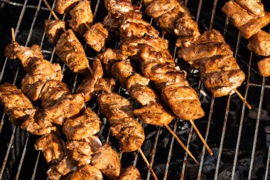 Barbeküde marine edilmiş tavuk şişleri.