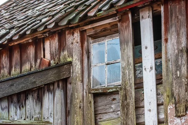 Terk Edilmiş Eski Bir Evin Küçük Penceresi — Stok fotoğraf
