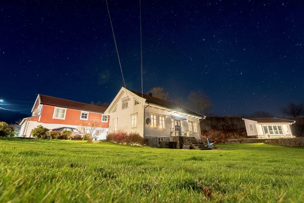 Foto Larga Exposición Una Casa Madera Blanca Jardín Por Noche —  Fotos de Stock