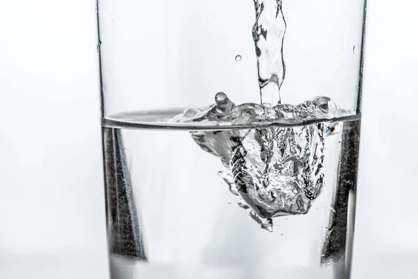 Acqua Viene Versata Bicchiere Fondo Bianco — Foto Stock