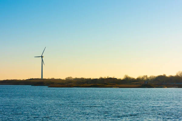 Egy Magányos Szélturbina Tenger Mellett — Stock Fotó