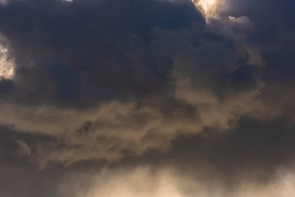 Zeer Donkere Wolken Verlicht Van Achteren Onder Door Diffuus Zonlicht — Stockfoto