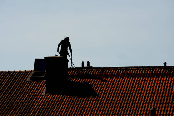 Silhouette Eines Schornsteinfegers Auf Einem Dach — Stockfoto