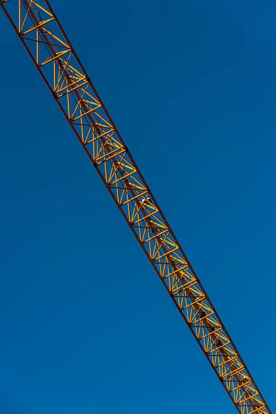 背の高い黄色の建設クレーンのブームの詳細 — ストック写真