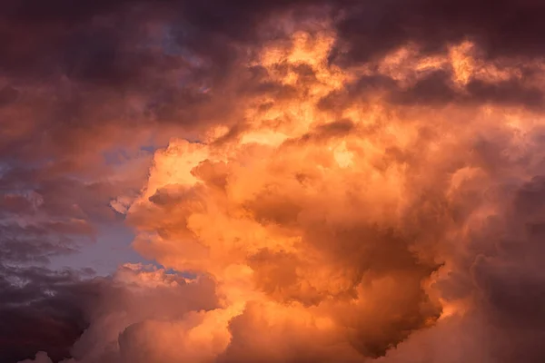 Dramatische Kleurrijke Wolken Bij Zonsondergang — Stockfoto