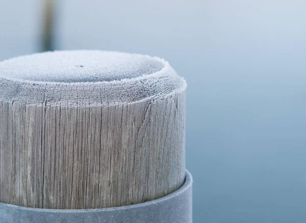 Houten Meerpaal Een Ijskoude Dag — Stockfoto